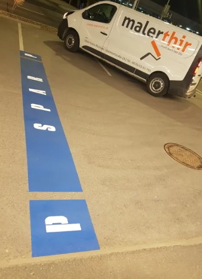 Firmenbus von Maler Thir auf markiertem SPAR-Parkplatz.